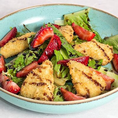 Салат с жаренным сыром Дор Блю в Луиджи & Тосё по цене 359