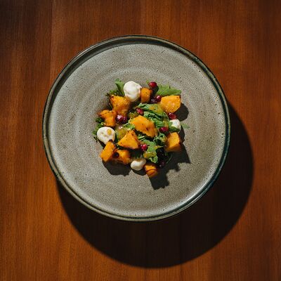 Салат с запеченной тыквой и козьим сыром в Tre/Quarti по цене 690 ₽