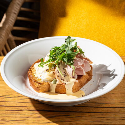 Бриошь с тамбовским окороком, соусом голландез и яйцом пашот в Сыроварня по цене 520 ₽