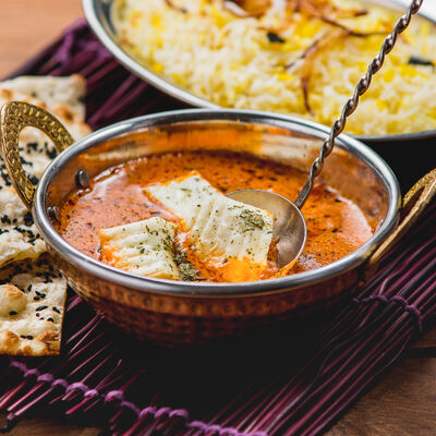 Панир масала - нежный сыр в пряном томатном соусе с рисом басмати и лепешкой наан в Индийская точка по цене 890 ₽