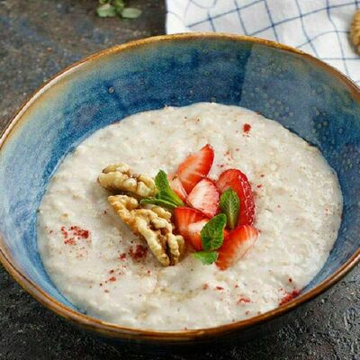Каша овсяная на молоке с клубникой в Баклажан в ТЦ 