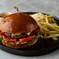 Чизбургер с говядиной и картофелем фри в Hamster