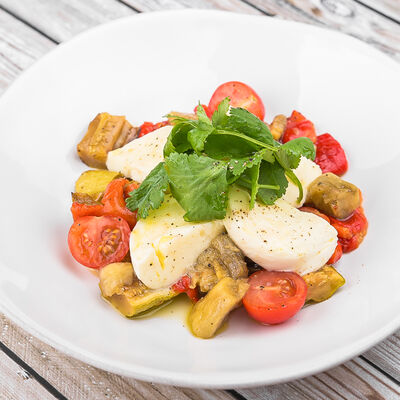 Салат с моцареллой и печеными овощами в Сыроварня по цене 600