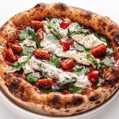 Пицца цезарь с курицейв Lariote по цене 1320 ₽