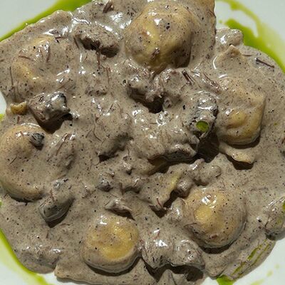 Равиоли с белыми грибами, рикоттой и телячьей щекой в сливочно-трюфельном соусе в L'angolo Italiano по цене 51 р.