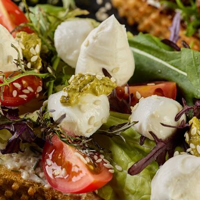 Чиабатта с томатами и моцареллой в Brighton Beach по цене 360 ₽