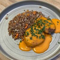 Котлеты мясные со сливочно-томатным соусомв AGATA