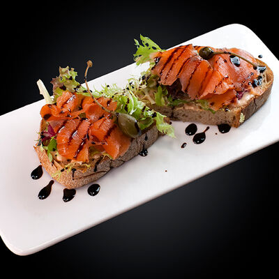 Брускетта с лососем в #proсчастье по цене 350