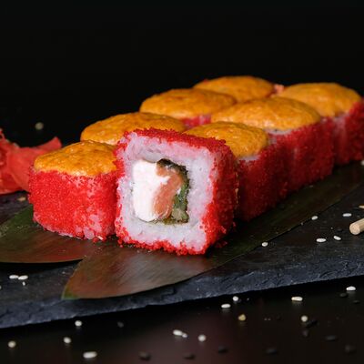 Калифорния с лососем в Caviar Rolls по цене 793 ₽