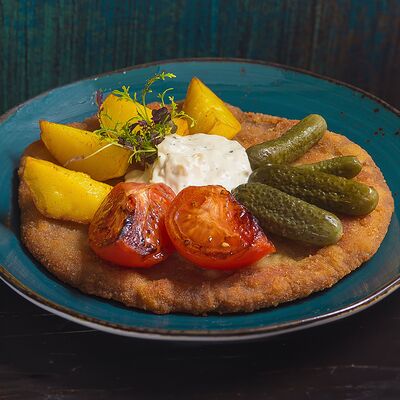 Отбивания из свинины в панировке, соус, картофель обжаренный, корнишоныв Длинный нос по цене 720 ₽