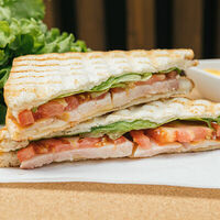 Сэндвич с рулетом из мяса цыплёнка в Coffee Enjoy