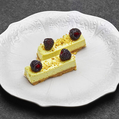 Фисташковый чизкейк с малиновым мармеладом в Залечь на дно в Брюгге по цене 568 ₽