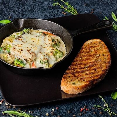 Треска, запеченная в сливочно-перечном соусе в Mesto Sushi & Grill по цене 890