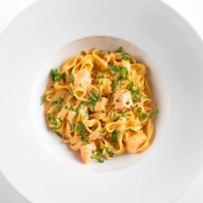 Паста сливочная с форелью в соусе биск из креветок в Мидийное место по цене 1035 ₽