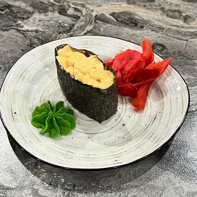 №92 Гункан с лососем в Суши-бар Макото по цене 130 ₽