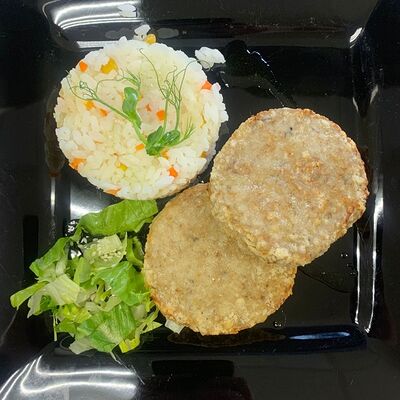 Биточки из карася с рисом и овощами в Карасёвня по цене 444 ₽