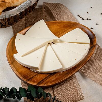 Сыр Имеретинский в нарезку в Ресторан Батони по цене 630 ₽