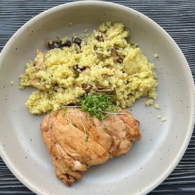 Бедро цыплёнка гриль с кускусом и грибами в Мята Lounge по цене 760 ₽