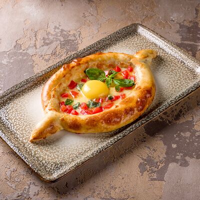 Хачапури Аджарули со сладким помидором и базиликом в Дюшес по цене 600