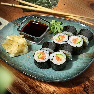 Ролл с лососем и огурцомв Luna Urban по цене 520 ₽