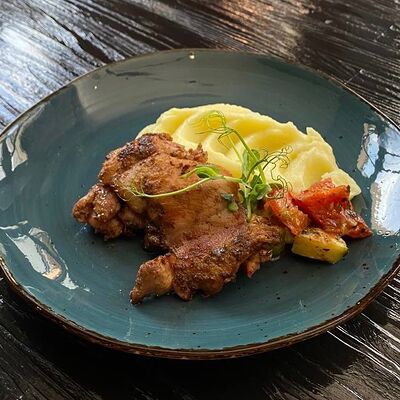 Филе бедра в аджике, обжаренное на гриле, пюре, овощи в Длинный нос по цене 375 ₽