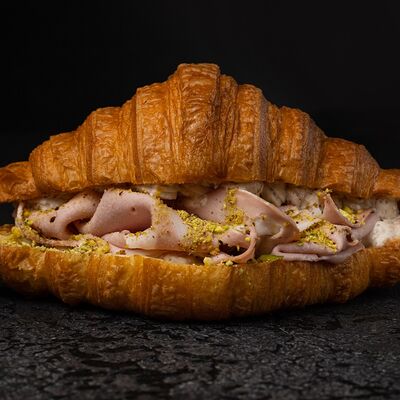 Круассан с мортаделлой и трюфельным кремом в Прага по цене 525 ₽