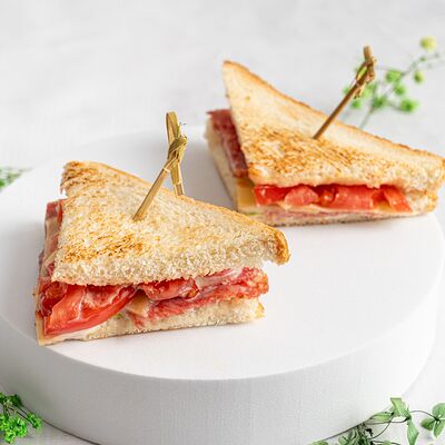 Сэндвич с салями в KanapeFest по цене 1720 ₽