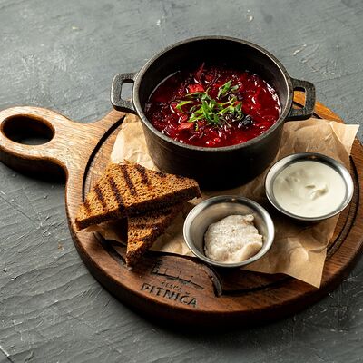 Борщ с томлёной говядиной в Pitnica по цене 465 ₽