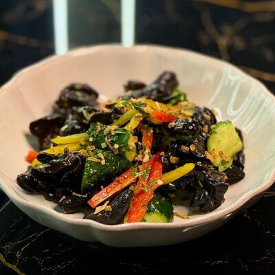 Салат с древесными грибам, огурцами и кинзой в НА ЛУНЕ по цене 460 ₽