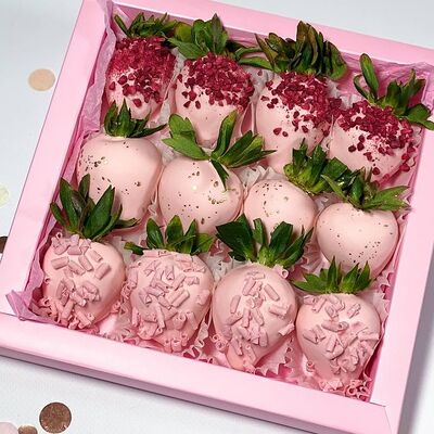 Клубника в белом шоколаде на 8 Мартав Bratskih Bakerys по цене 3600 ₽