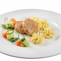 Котлеты из индейки с картофельным пюре в ЭРА