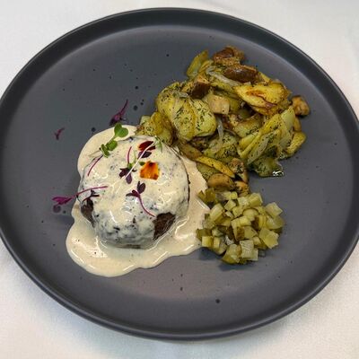 Бифштекс с картофелем по-домашнему в Гоголь по цене 790 ₽