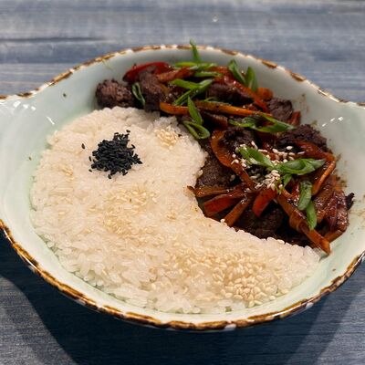 Пряный рис с говядиной по-тайски в Три печи по цене 780 ₽