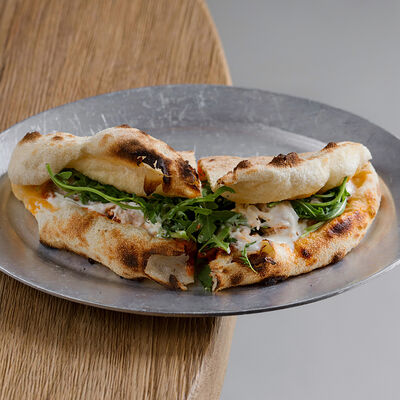 Лепешка из печи, копченый цыпленок, рукола, страчателла в Saray по цене 1100 ₽