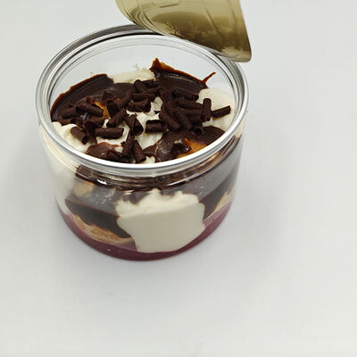 Профитроли в шоколадно-клубничном соусе в Моне по цене 350 ₽