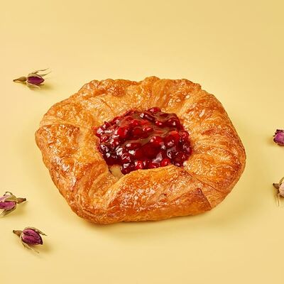 Слойка с брусникой в ЛюдиЛюбят по цене 136 ₽