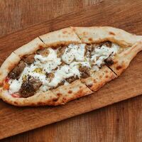 Пиде со страчателлой и печеными овощамив Moro