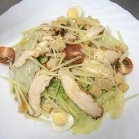 Салат Цезарь с курицей в Деревяшка