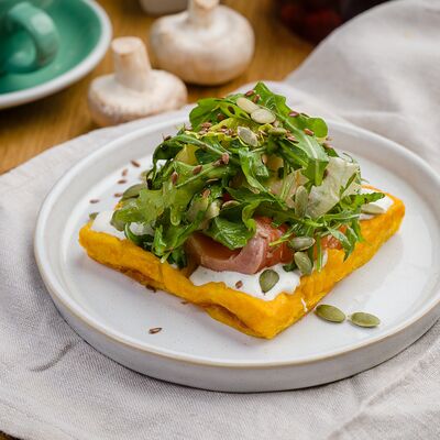 Тыквенная вафля с лососем и сливочным муссом в Debaton по цене 420