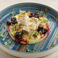 Говяжьи щёчки с картофельным пюре и черной смородиной в Brasserie Kriek