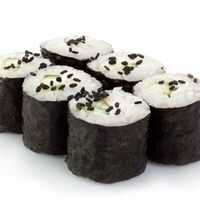 Ролл с огурцом и кунжутом в Бандзай sushi