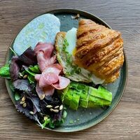 Фирменный круассан с бужениной в Dada Art Bakery