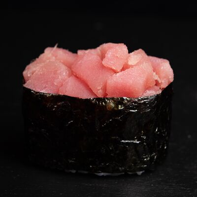 Острый гункан с тунцом в Ньокки по цене 195 ₽