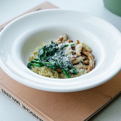 Орзо с куриным филе и шпинатом в Semplice Secondfloor по цене 390 ₽