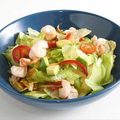 Теплый салат с креветками и авокадо в ЧиллМил по цене 670 ₽