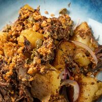 Рваная говядина с печеным картофелем в Гриль-бар Балкон