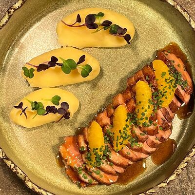 Утиная грудка с картофельным пюре и апельсином в Хаос гастро особняк по цене 1190 ₽