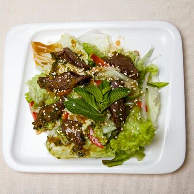 Салат с говядиной по-тайски в Цунами по цене 517 ₽