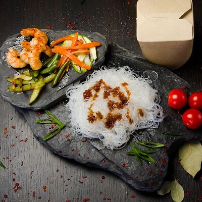 Фунчоза с креветками в Pizzasam по цене 700 ₽