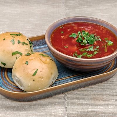 Борщ с говядиной и пампушками в Кафе-пекарня Susser по цене 320 ₽